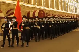 帅！中国军人红场彩排唱喀秋莎图片