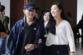 李连杰真老了不少，穿休闲装一脸皱纹，旁边21岁女儿身高也超过他图片