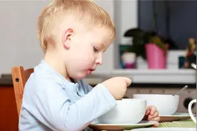 宝宝吃饭磨蹭，除了催就是吼？改造"小饭渣"只用这三步图片