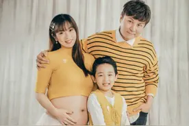 42岁朱桢现身薛之谦演唱会，身材发福认不出，二婚妻子被赞像倪妮图片