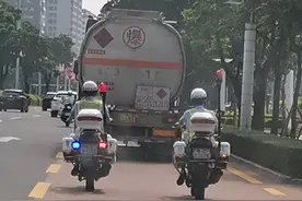 拱北这辆车转向突然不受控，交警吓了一跳，几辆警车护送！图片