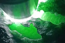 赌石行家的绝密技巧一；如何鉴别翡翠原石的真假图片