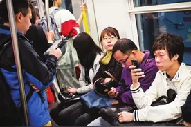 地铁上农民工大叔靠在美女肩上睡觉，美女的举动让网友竖起大拇指图片