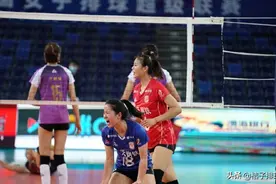 女排决赛出现神级防守，江苏19岁自由人表现超赞，郎平没有看错图片