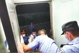 紧急停靠大营救！广州开往长春的T124次列车上高龄孕妇突然羊水破裂图片