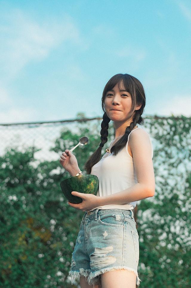 雨纷纷旧故里草木深，我听闻你始终一个人