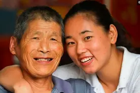 老汉捡回女婴终身未娶，23年细心抚养长大成人，女孩这样报答他图片