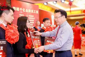 三一集团大手笔奖励员工近亿元，33名金牌员工人手100万，工作人员：马上就打到工资账户上图片