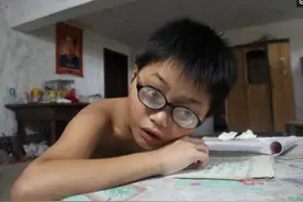 中国近视度数最高的三个人：最高达到4800度，戴放大镜也没用图片