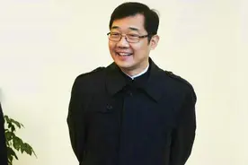 他故意把黄家驹念成“黄家狗”，自以为很幽默，却断送了自己前程图片