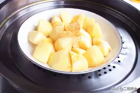 把苹果放锅里蒸一蒸，营养可口，比外面甜品还好吃，简单还实用图片