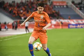 王彤：橙心橙意、后场全能、劳模本色，能让鲁能橙色更加耀眼图片