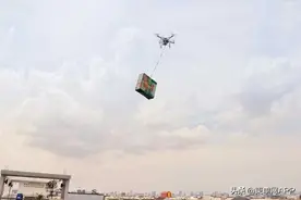 无人机快递“从天而降”，为柬埔寨金边市民提供运送食物服务图片