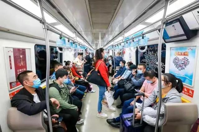 “美丽废物”迷你包，究竟能装点啥？