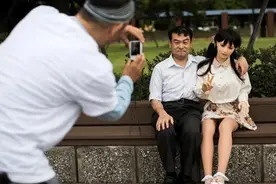 娃圈隐秘：实体娃娃背后的情感羁绊，成年人世界的孤独图片