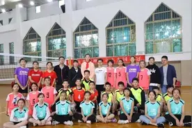 张常宁龚翔宇很忙！2位女排奥运冠军现身南京一中、南京师范大学图片