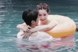 姜潮麦迪娜一起游泳，两人搂抱狂撒糖，小麦水中跳舞似“白天鹅”图片