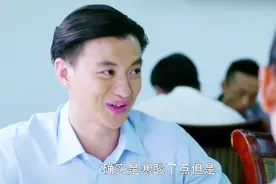 夫妻俩共度二人世界，结果在医院食堂吃起午餐，妻子一脸的嫌弃视频封面