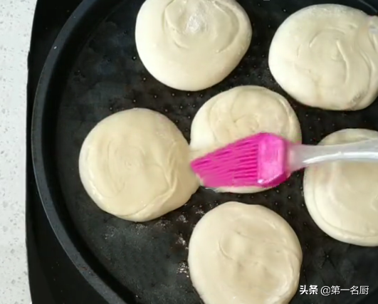 家常发面饼这样做真地道，蓬松暄软，好看又好吃，凉了也不会硬