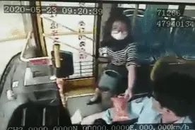 无锡36路公交车上的这一幕，太暖心图片