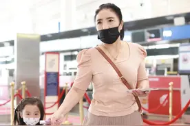 董璇女儿和外婆现身机场，小酒窝开心蹦跶超活泼，外婆时髦气质佳图片