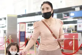 董璇女儿和外婆现身机场，小酒窝开心蹦跶超活泼，外婆时髦气质佳图片