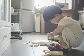男孩穿裙子女孩舞刀弄枪？面对孩子“反性别”爱好，家长可这样做图片