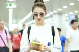 关晓彤穿绿色短裙，搭配白T恤和红色的它，成撞色系新潮流图片