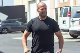 53岁斯坦森展露型男身材，很有男人味，父爱十足！绿帽子很抢镜图片