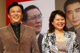 66岁唐国强和二婚贤妻及儿子近照曝光，前妻在除夕夜上吊自杀图片