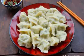 煮冻饺子时用凉水还是热水？大厨教你正确方法，和现包的一样好吃图片