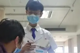 广西一医生查房时因显年轻遭大妈质疑，反复看还被问：真是医生吗图片