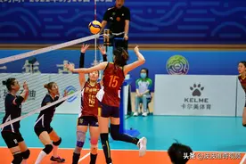 直击郎平国手恐怖崴脚！王媛媛被紧急送医，天津女排全运折损大将图片