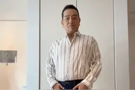 张晨光近照大肚腩突出，64岁仍开百万跑车，被潘长江夸赞帅气图片