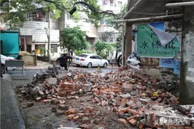 新建区长堎镇立新路社区开展拆违拆临整治行动图片