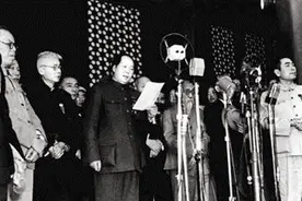 开国大典前，聂荣臻看了天安门上的主席像后说：风纪扣还是扣着好图片