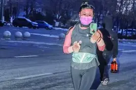 她是抖音上的“耐寒跑女王”，以青春激情，致敬寒冬图片