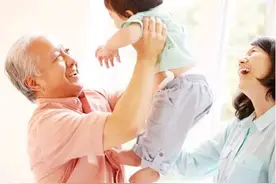 有了孩子后，是爷爷奶奶帮忙带还是姥姥姥爷来带？专家这样建议图片