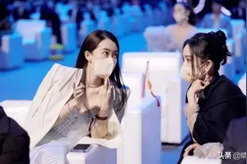 杨幂和张小斐台下热聊，网友：谁红跟谁玩图片
