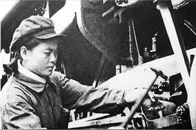 女火车司机田桂英，和毛主席握手时故意使劲，毛主席：脾气还不小图片