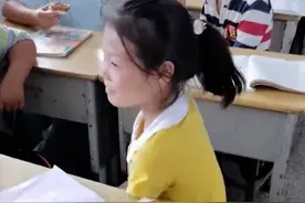 江苏一班主任给学生发月饼，女孩放桌上不舍得吃：带回家给妈妈图片