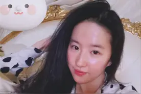 8位敢素颜示人的女星：谁是天然美女，谁靠浓妆硬撑，一目了然图片