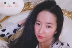 8位敢素颜示人的女星：谁是天然美女，谁靠浓妆硬撑，一目了然图片