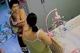 山东一宝宝好奇妈妈喝奶，下一秒被喷一脸牛奶，网友：妈妈笑点低图片