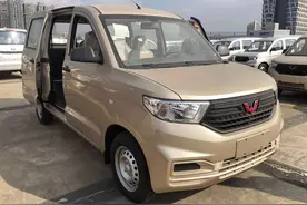 到店体验五菱宏光V，香槟色外观真少见，4万多还配高功发动机？图片