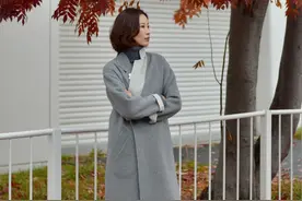 中年女人穿衣，要学会区分扮嫩与减龄，这2个关键让搭配更得体图片