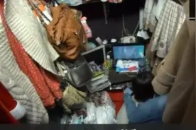 日本贫困女性纪录片：母女三人网吧蜗居3年，为省钱，一天吃一顿图片