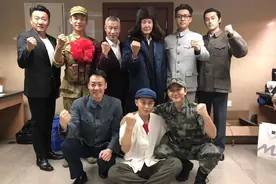 今日份帅气的黄轩的军装照图片