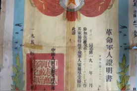 夫妻俩认拾荒老人当爸爸，贴心照顾11年，公开身份才知道：英雄图片