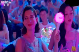 王菲唱歌的时候，谁注意到谢霆锋的反应？网友纷纷被笑到图片